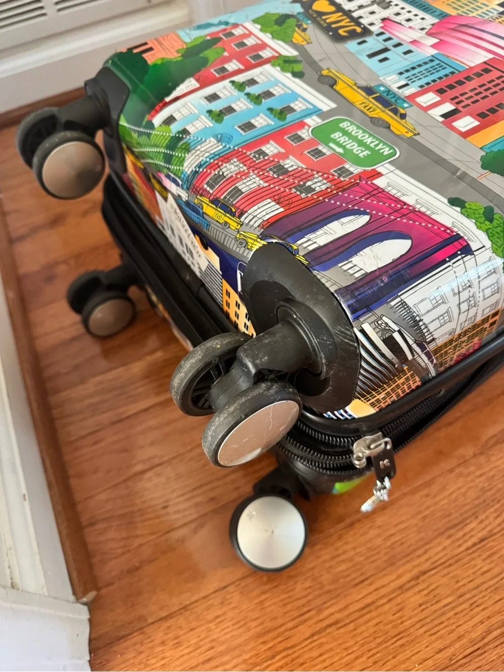 Kids it Luggage 22” NYC Hardside Spinner Suitcase